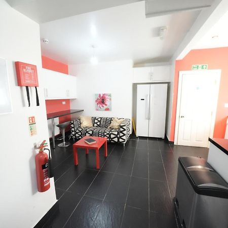 The Great Airport Place-Private Bedrooms With Private Bathroom-1 Bus To Heathrow Airport-5 Minutes By Car- Helpful Advice From Our Team Harmondsworth Buitenkant foto