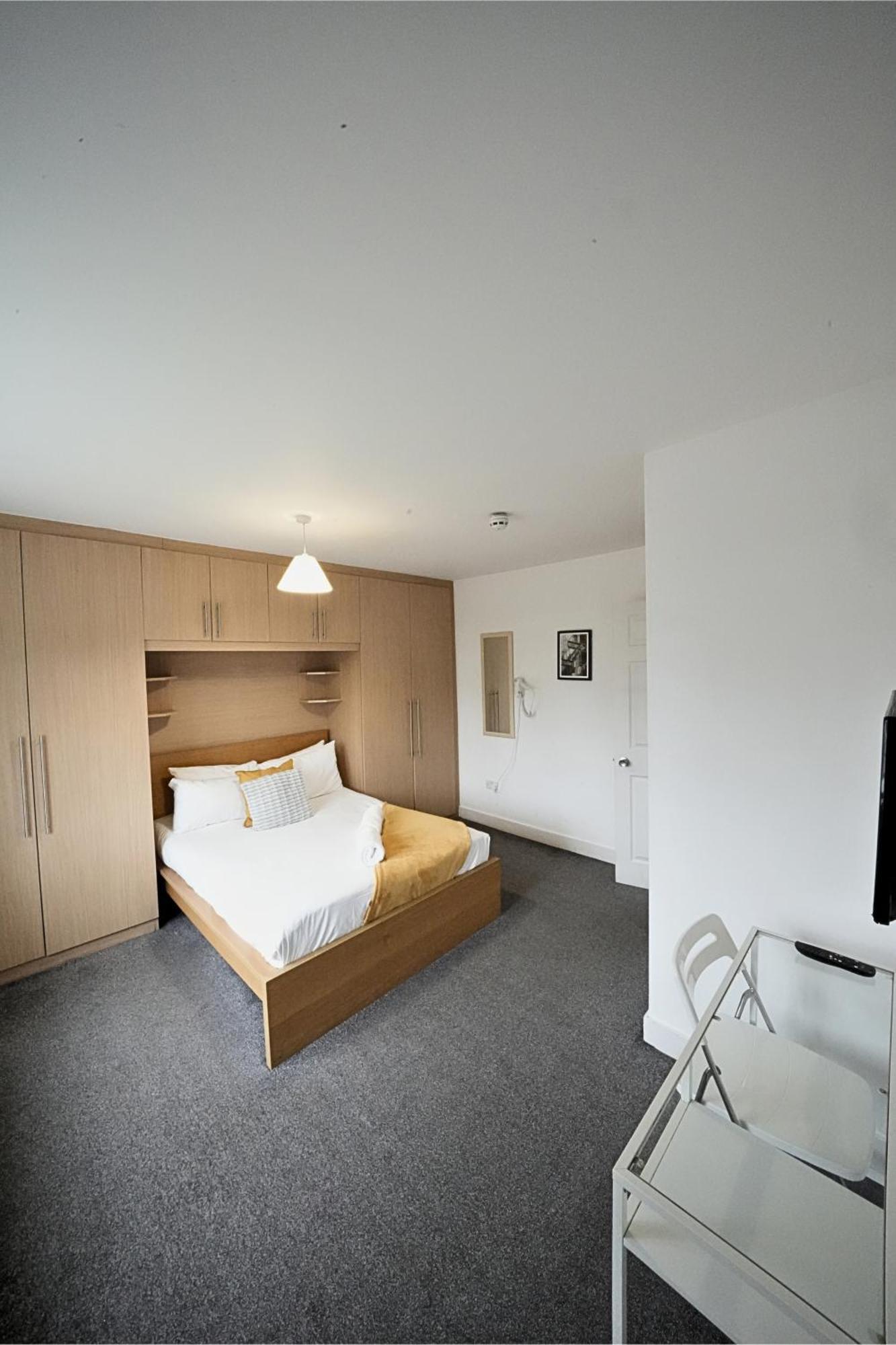 The Great Airport Place-Private Bedrooms With Private Bathroom-1 Bus To Heathrow Airport-5 Minutes By Car- Helpful Advice From Our Team Harmondsworth Buitenkant foto