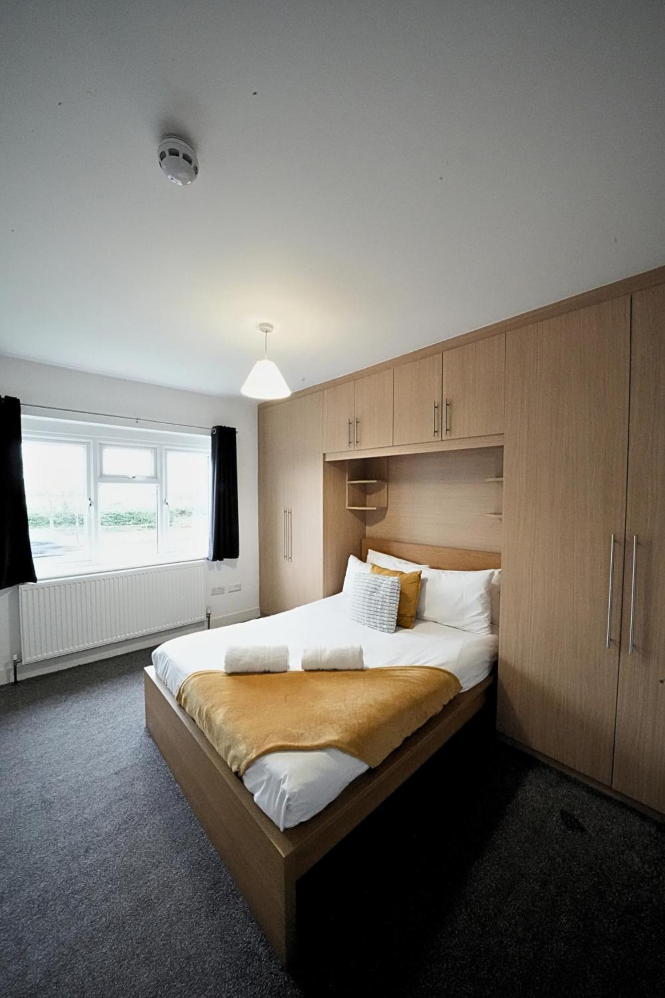 The Great Airport Place-Private Bedrooms With Private Bathroom-1 Bus To Heathrow Airport-5 Minutes By Car- Helpful Advice From Our Team Harmondsworth Buitenkant foto