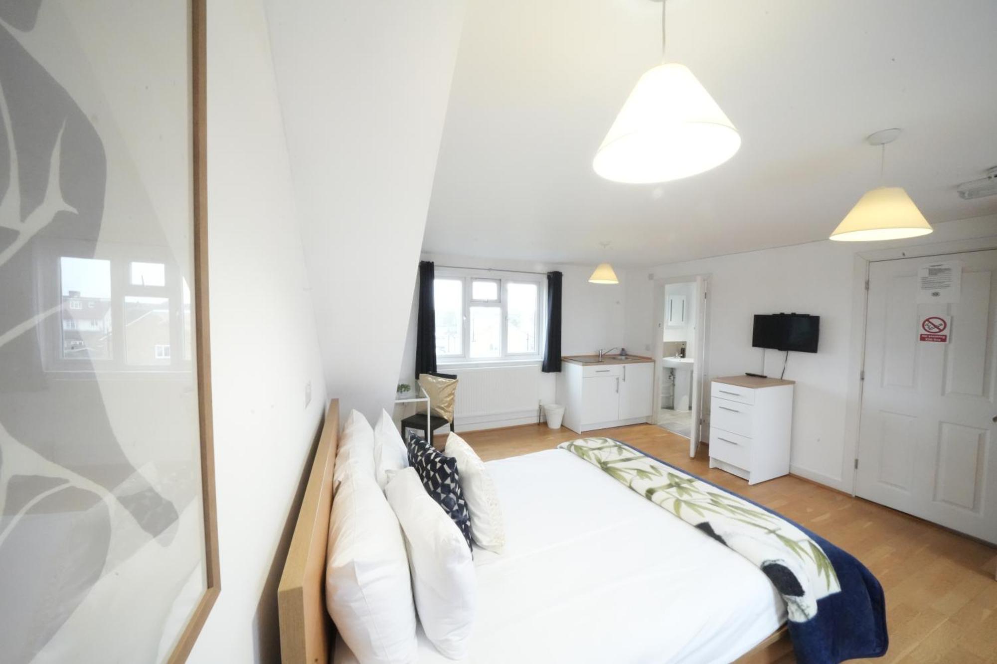 The Great Airport Place-Private Bedrooms With Private Bathroom-1 Bus To Heathrow Airport-5 Minutes By Car- Helpful Advice From Our Team Harmondsworth Buitenkant foto