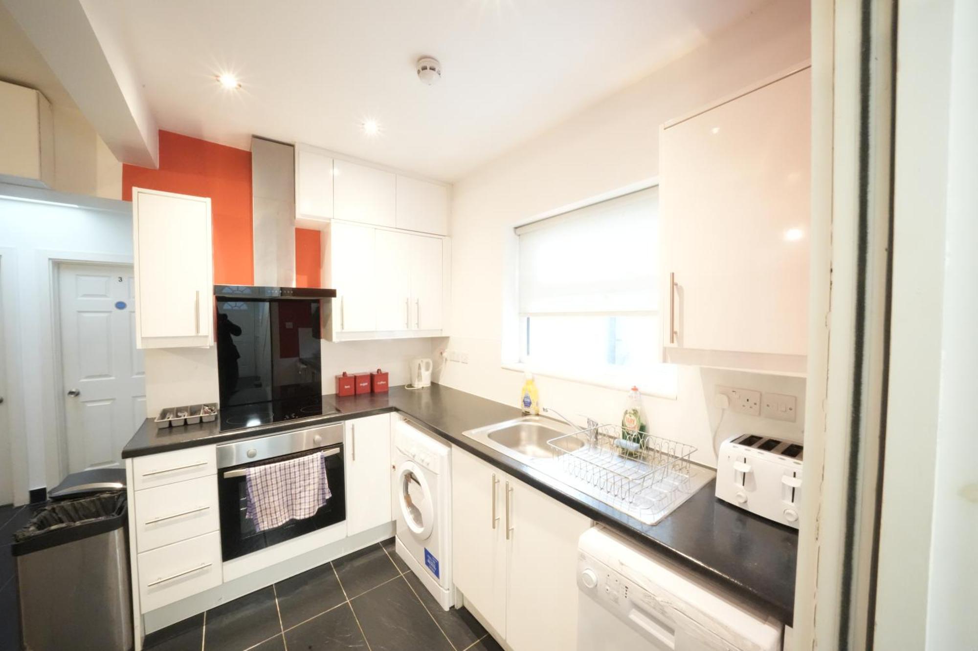The Great Airport Place-Private Bedrooms With Private Bathroom-1 Bus To Heathrow Airport-5 Minutes By Car- Helpful Advice From Our Team Harmondsworth Buitenkant foto