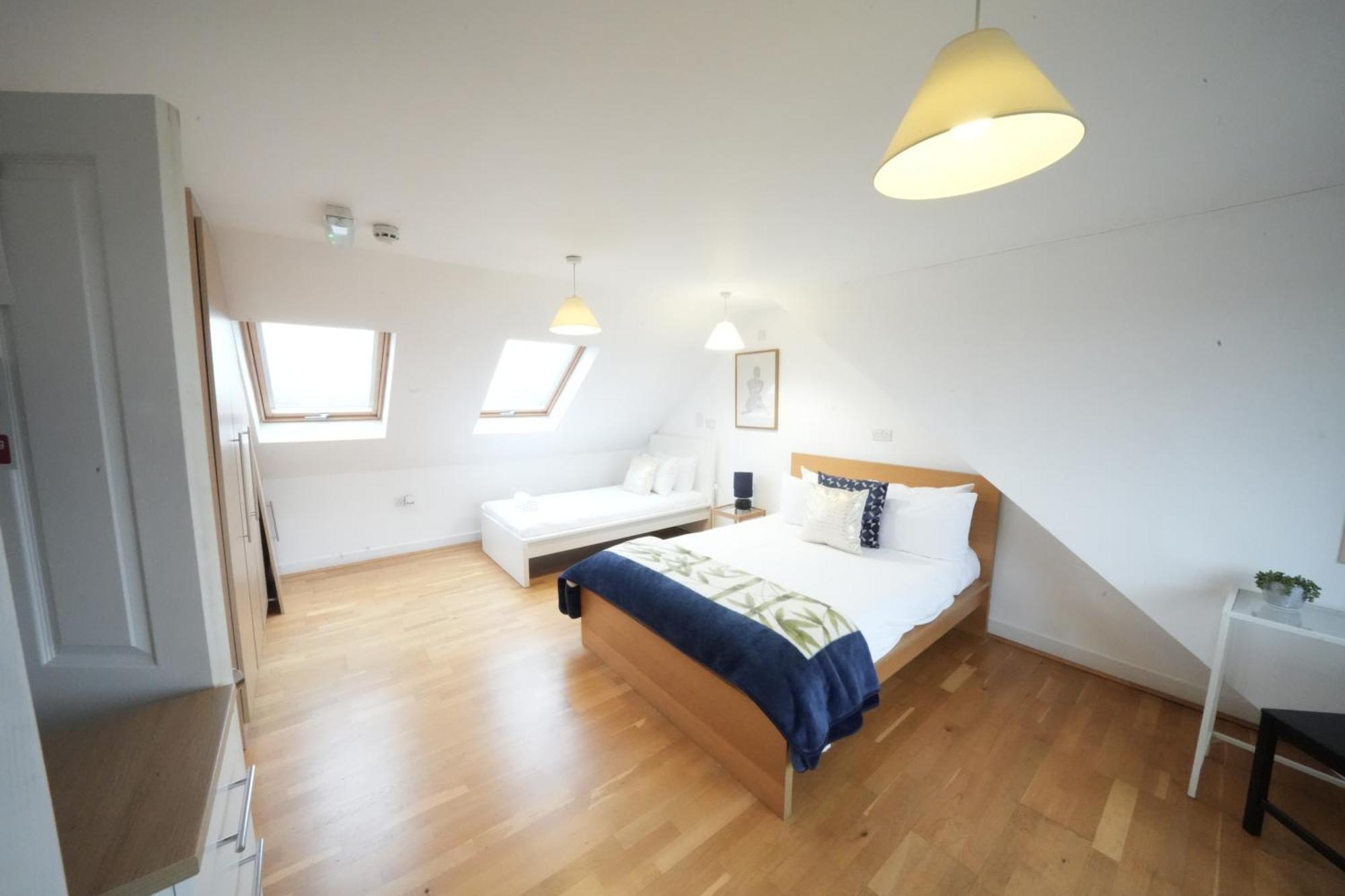 The Great Airport Place-Private Bedrooms With Private Bathroom-1 Bus To Heathrow Airport-5 Minutes By Car- Helpful Advice From Our Team Harmondsworth Buitenkant foto
