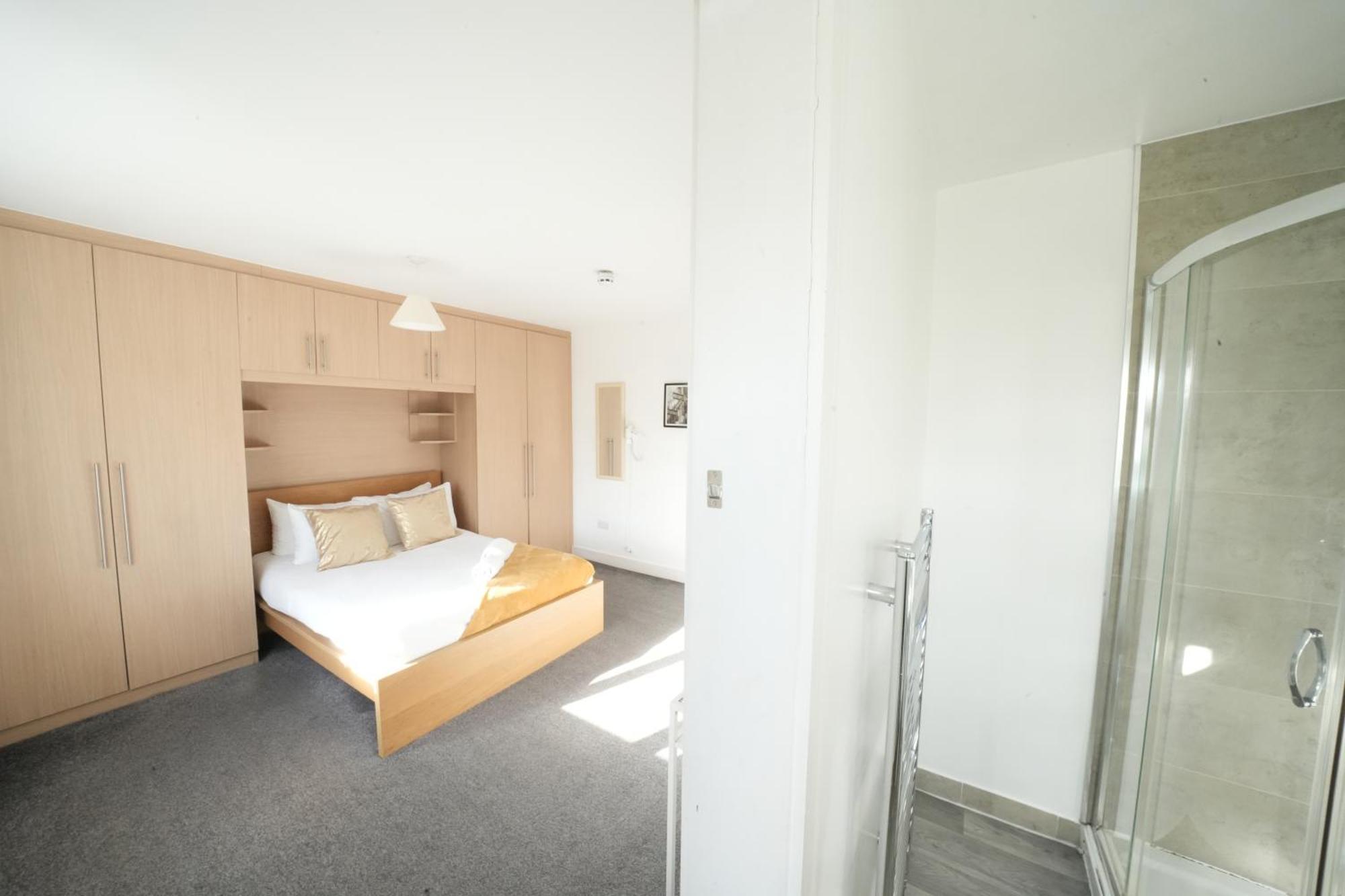The Great Airport Place-Private Bedrooms With Private Bathroom-1 Bus To Heathrow Airport-5 Minutes By Car- Helpful Advice From Our Team Harmondsworth Buitenkant foto
