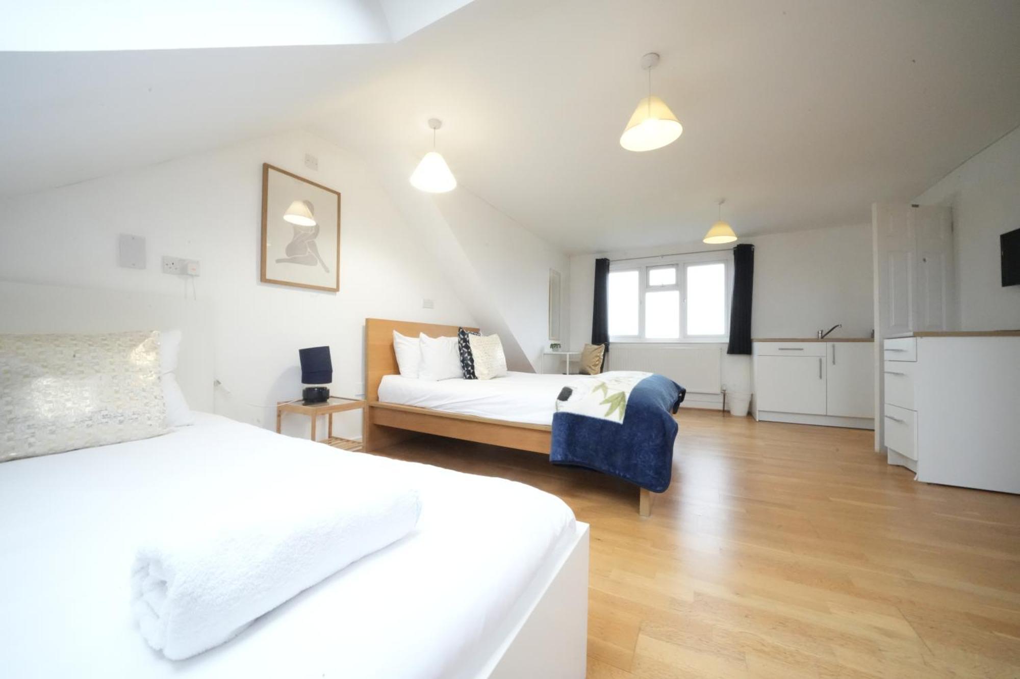 The Great Airport Place-Private Bedrooms With Private Bathroom-1 Bus To Heathrow Airport-5 Minutes By Car- Helpful Advice From Our Team Harmondsworth Buitenkant foto
