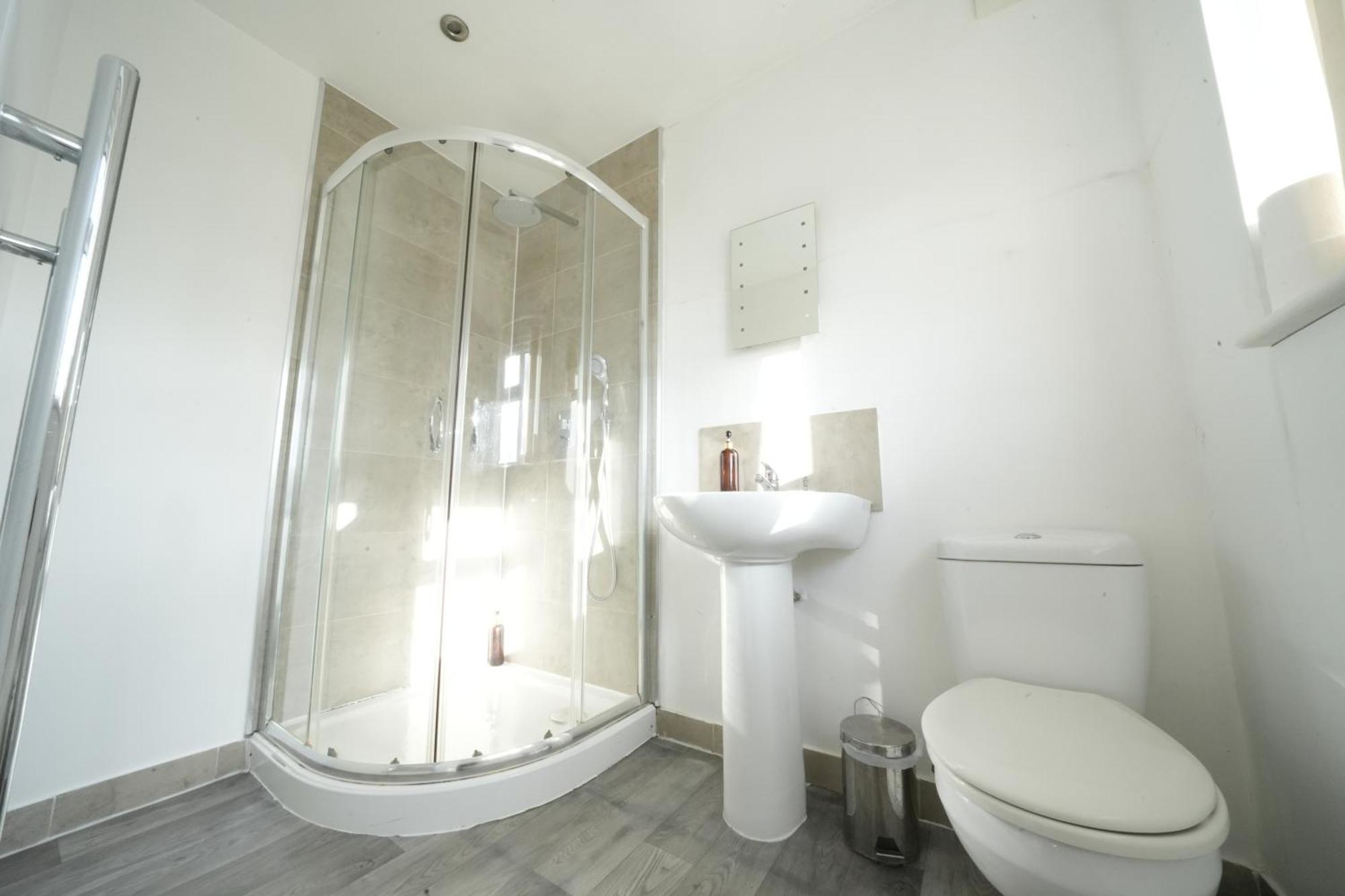 The Great Airport Place-Private Bedrooms With Private Bathroom-1 Bus To Heathrow Airport-5 Minutes By Car- Helpful Advice From Our Team Harmondsworth Buitenkant foto