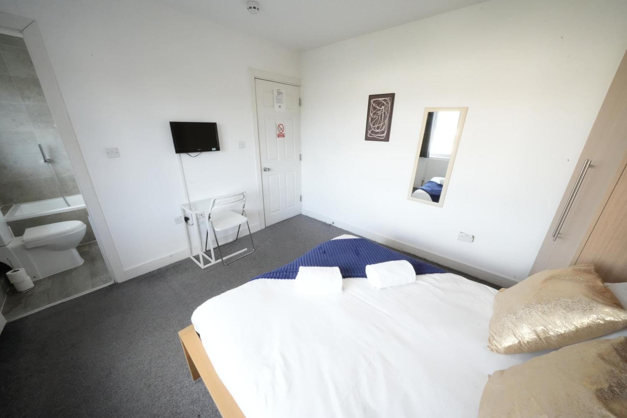The Great Airport Place-Private Bedrooms With Private Bathroom-1 Bus To Heathrow Airport-5 Minutes By Car- Helpful Advice From Our Team Harmondsworth Buitenkant foto