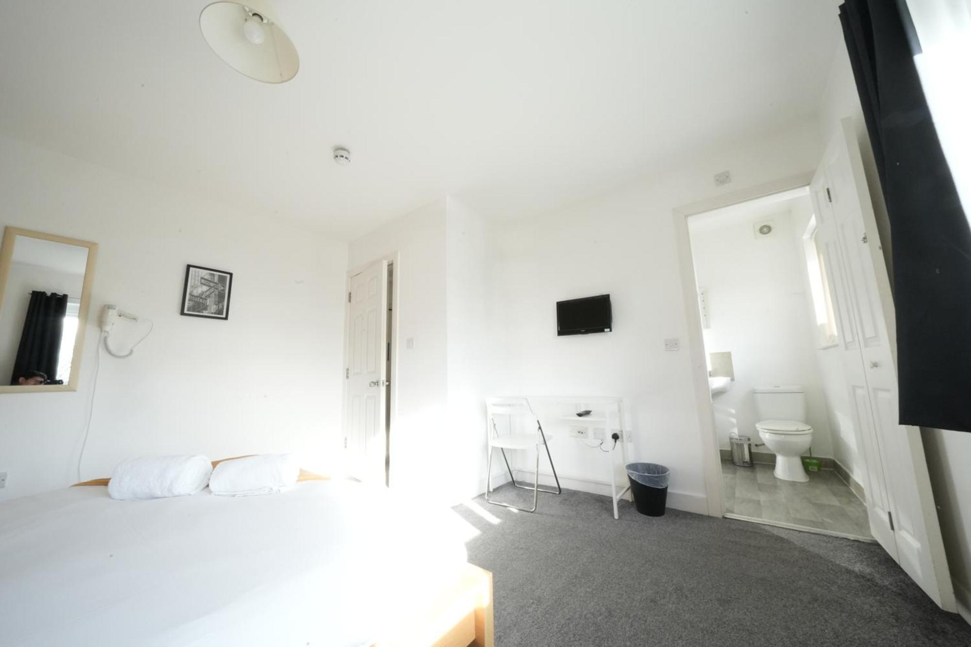 The Great Airport Place-Private Bedrooms With Private Bathroom-1 Bus To Heathrow Airport-5 Minutes By Car- Helpful Advice From Our Team Harmondsworth Buitenkant foto