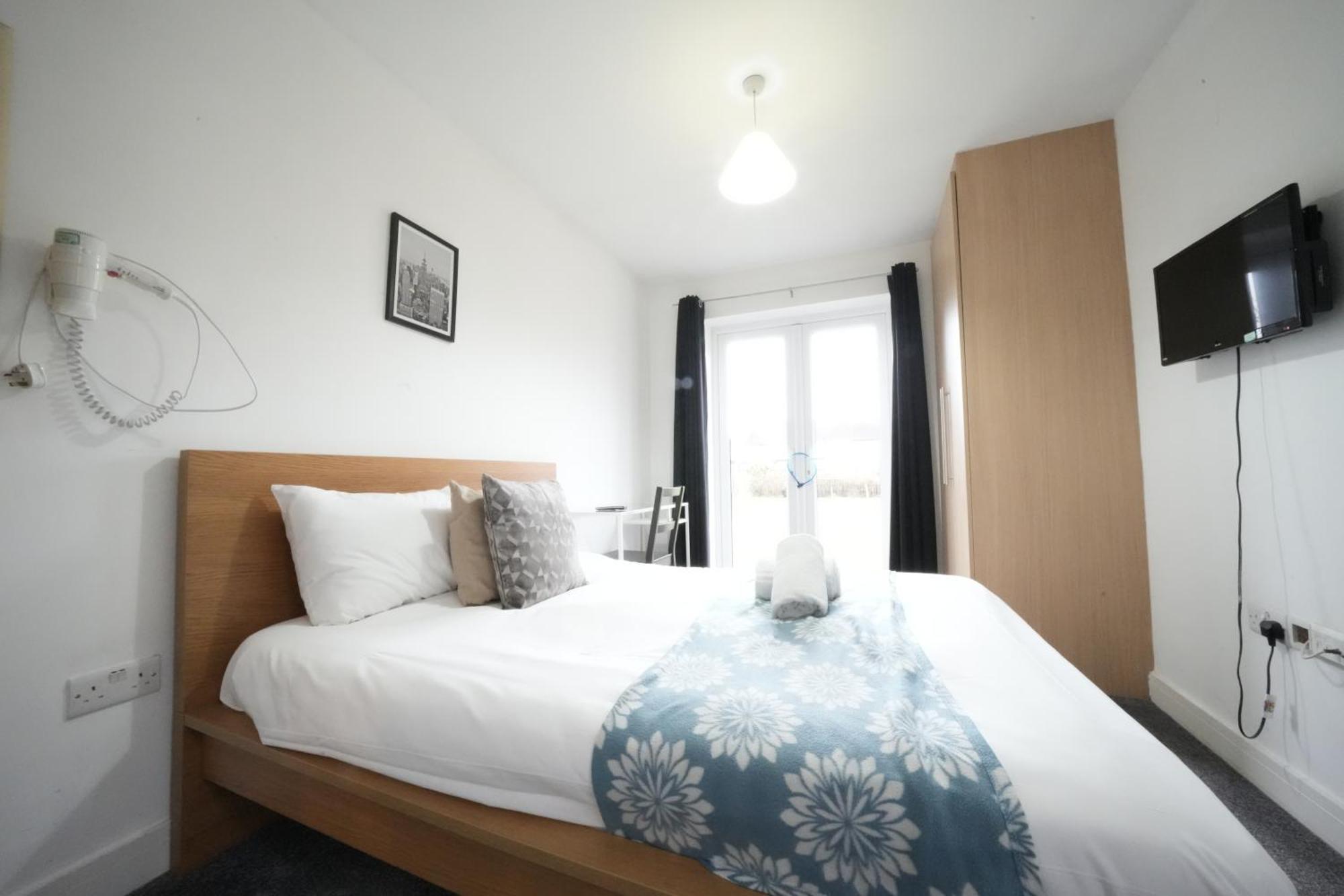 The Great Airport Place-Private Bedrooms With Private Bathroom-1 Bus To Heathrow Airport-5 Minutes By Car- Helpful Advice From Our Team Harmondsworth Buitenkant foto
