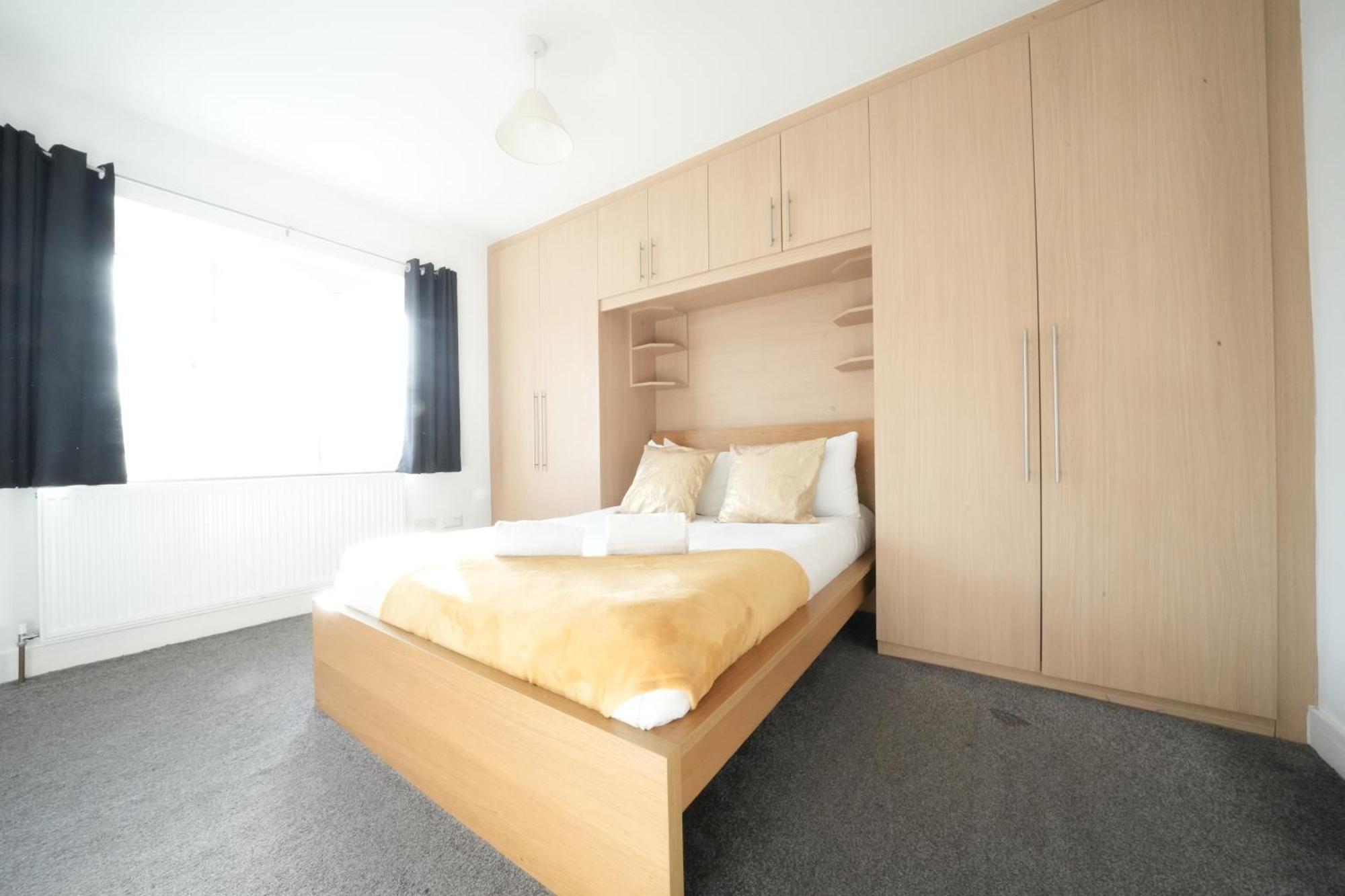 The Great Airport Place-Private Bedrooms With Private Bathroom-1 Bus To Heathrow Airport-5 Minutes By Car- Helpful Advice From Our Team Harmondsworth Buitenkant foto