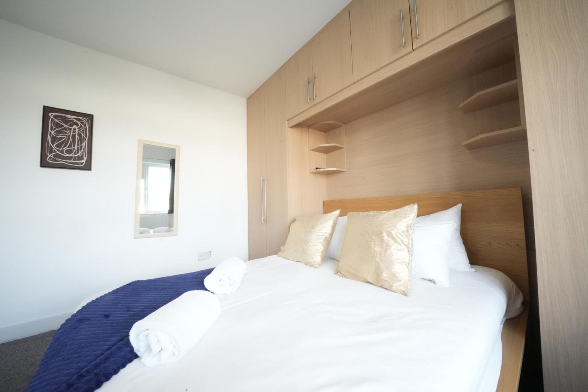 The Great Airport Place-Private Bedrooms With Private Bathroom-1 Bus To Heathrow Airport-5 Minutes By Car- Helpful Advice From Our Team Harmondsworth Buitenkant foto