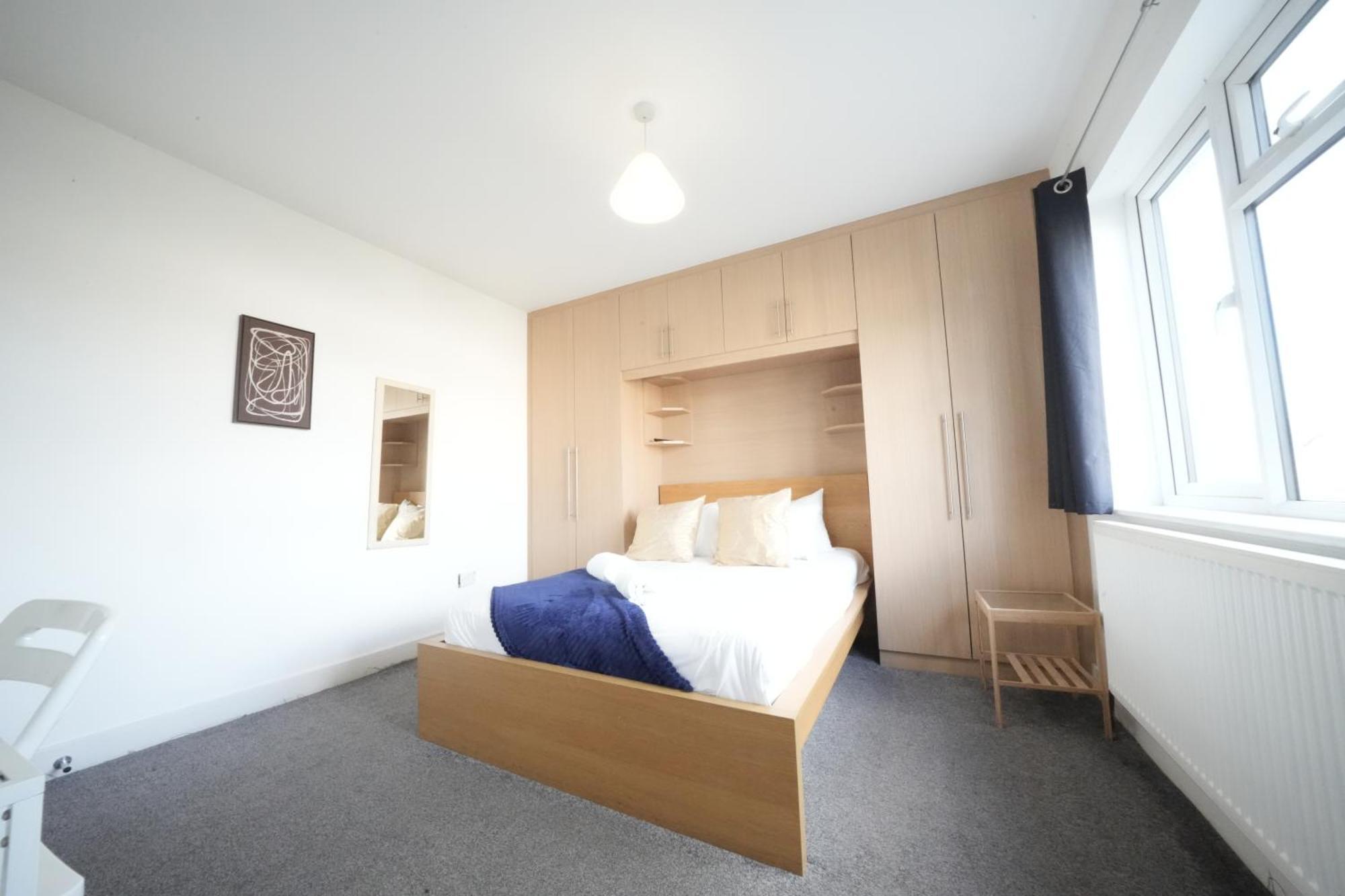 The Great Airport Place-Private Bedrooms With Private Bathroom-1 Bus To Heathrow Airport-5 Minutes By Car- Helpful Advice From Our Team Harmondsworth Buitenkant foto