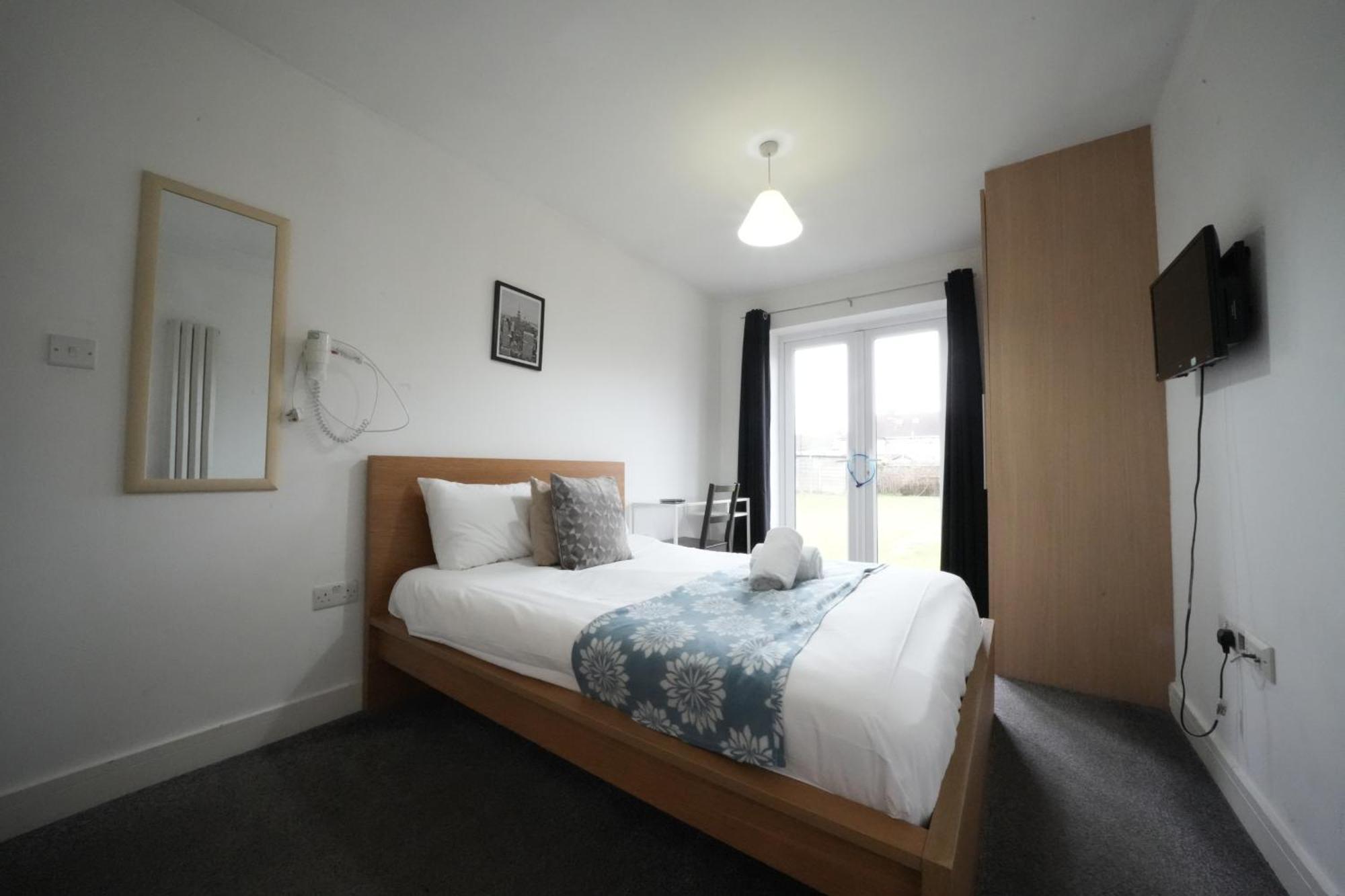 The Great Airport Place-Private Bedrooms With Private Bathroom-1 Bus To Heathrow Airport-5 Minutes By Car- Helpful Advice From Our Team Harmondsworth Buitenkant foto