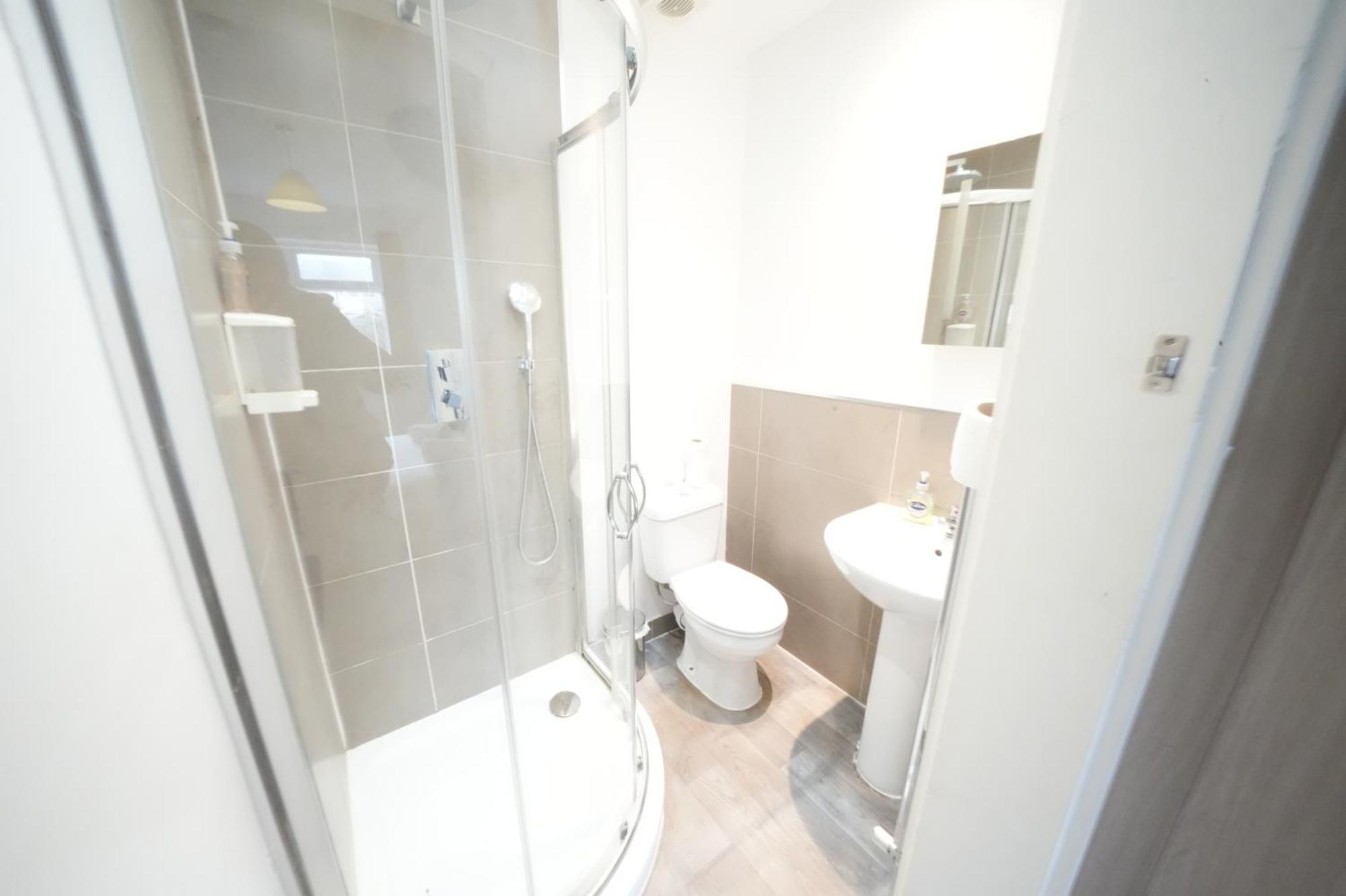 The Great Airport Place-Private Bedrooms With Private Bathroom-1 Bus To Heathrow Airport-5 Minutes By Car- Helpful Advice From Our Team Harmondsworth Buitenkant foto