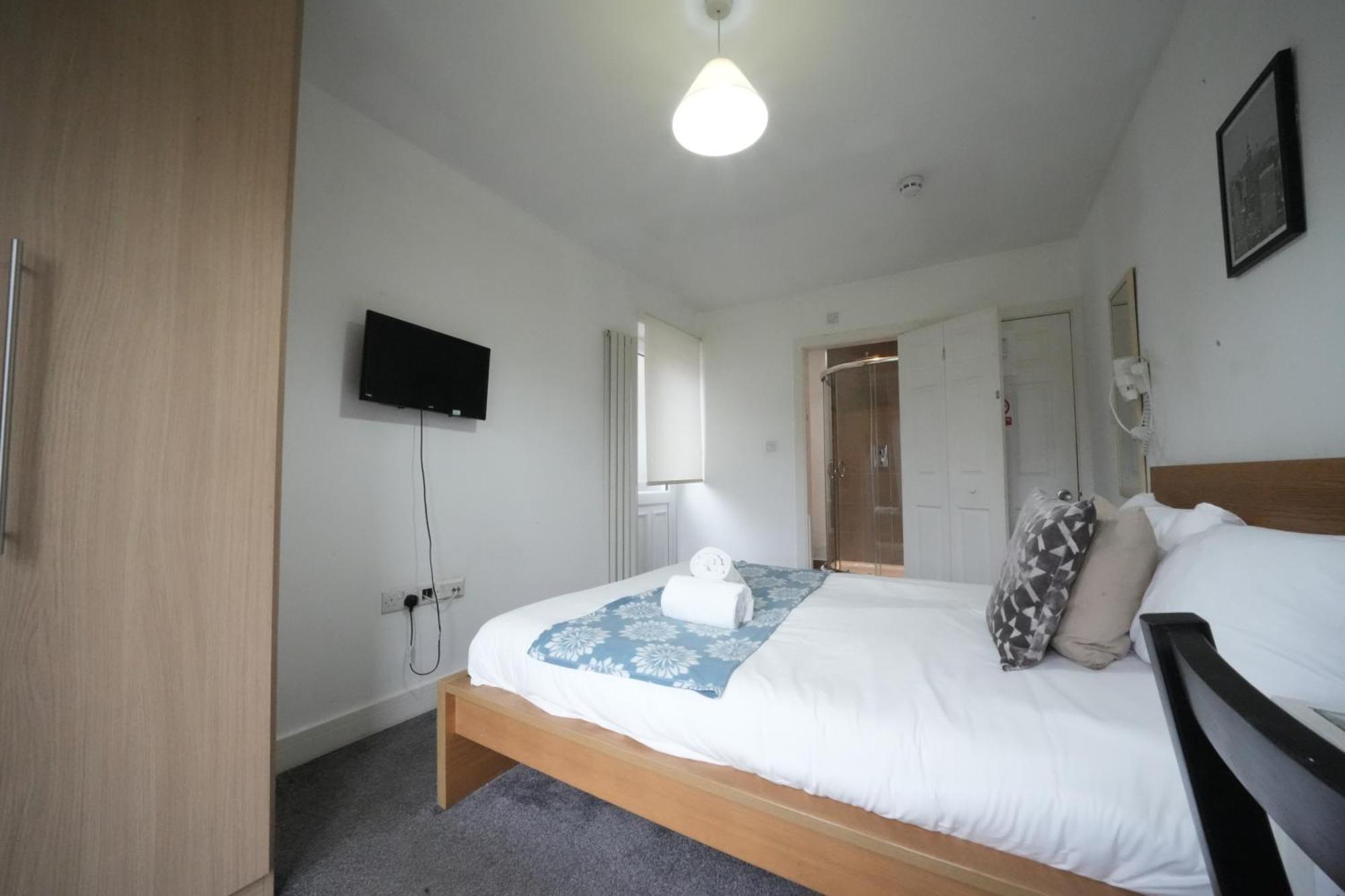 The Great Airport Place-Private Bedrooms With Private Bathroom-1 Bus To Heathrow Airport-5 Minutes By Car- Helpful Advice From Our Team Harmondsworth Buitenkant foto