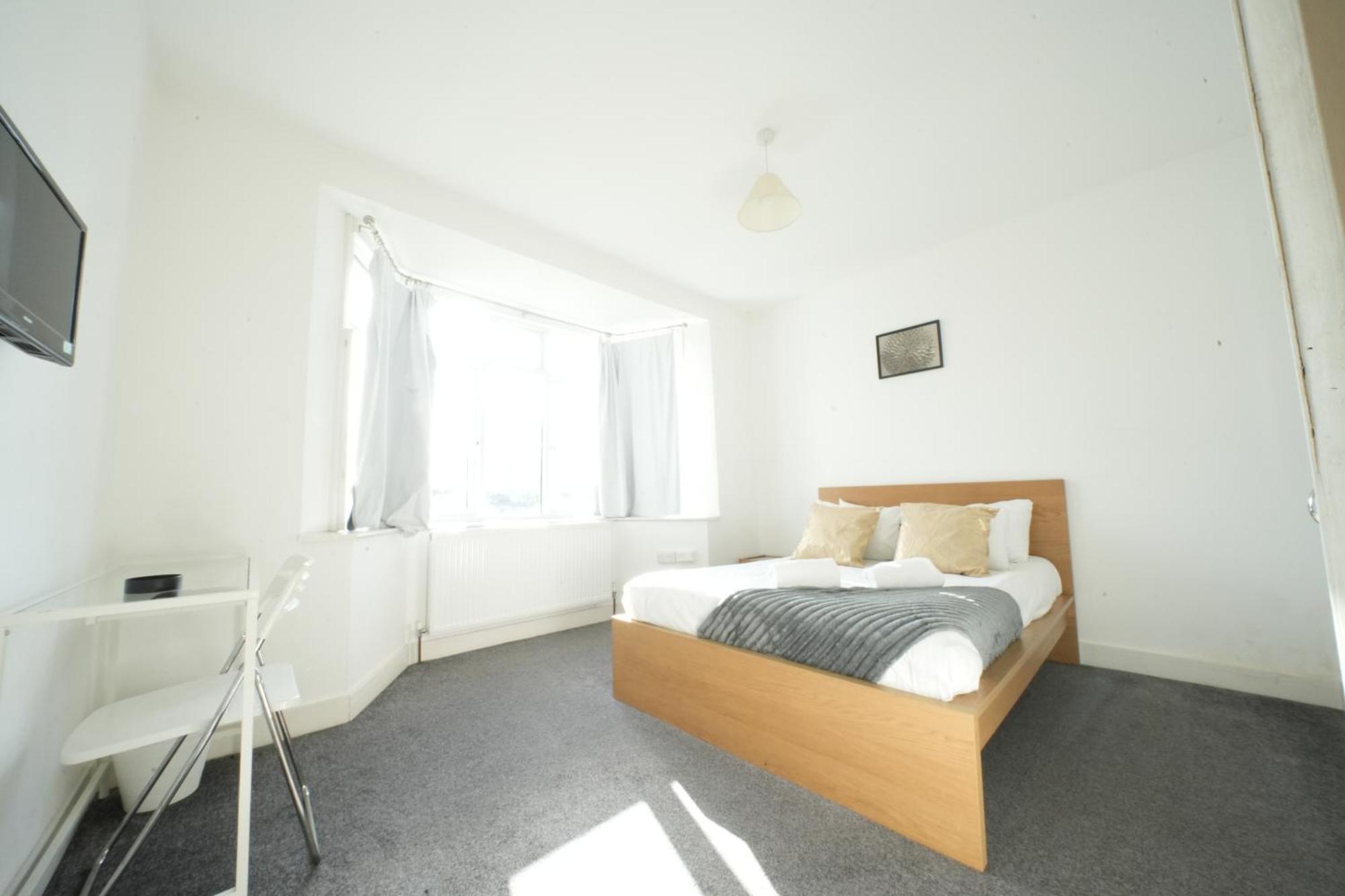 The Great Airport Place-Private Bedrooms With Private Bathroom-1 Bus To Heathrow Airport-5 Minutes By Car- Helpful Advice From Our Team Harmondsworth Buitenkant foto