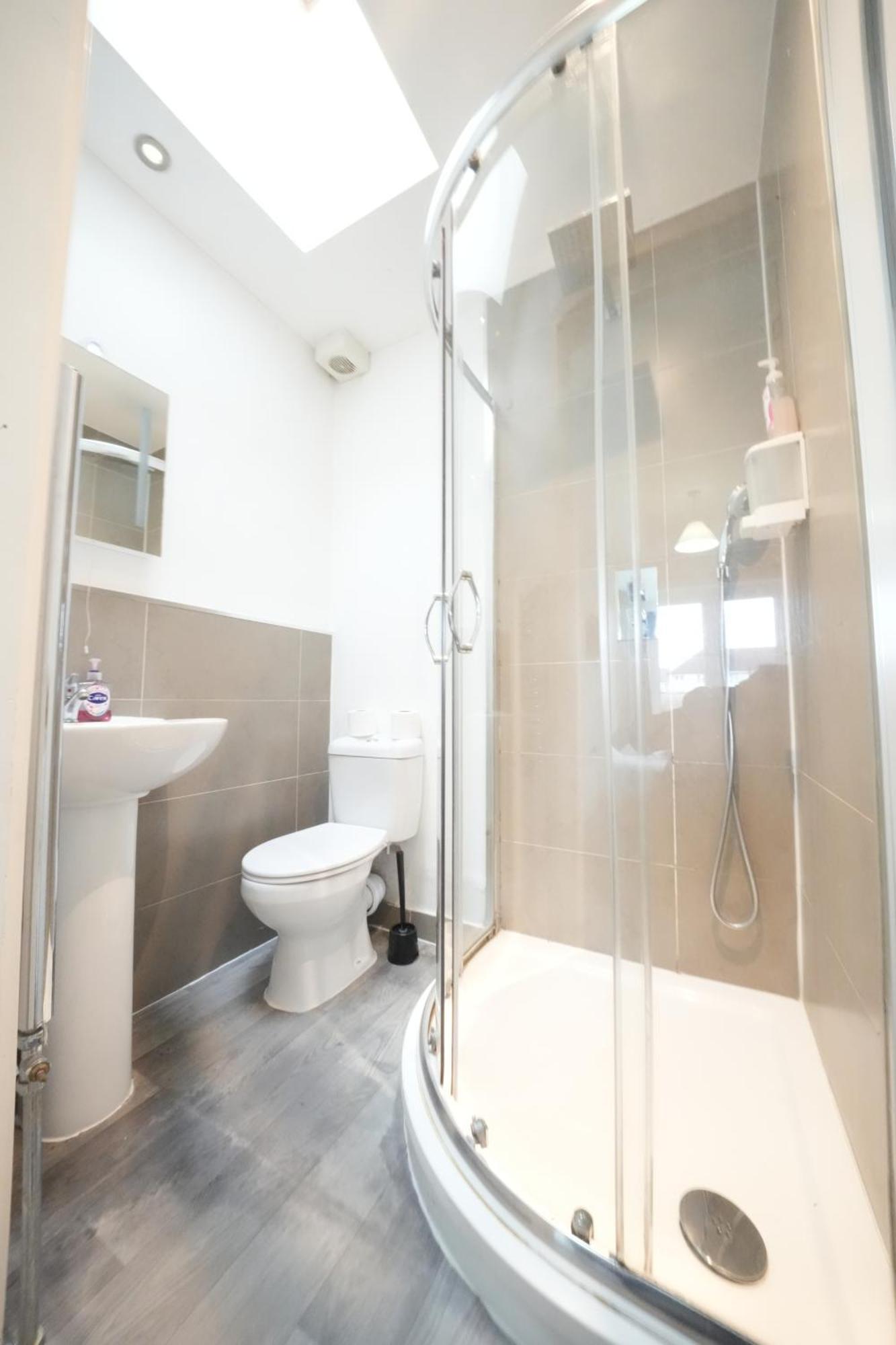 The Great Airport Place-Private Bedrooms With Private Bathroom-1 Bus To Heathrow Airport-5 Minutes By Car- Helpful Advice From Our Team Harmondsworth Buitenkant foto