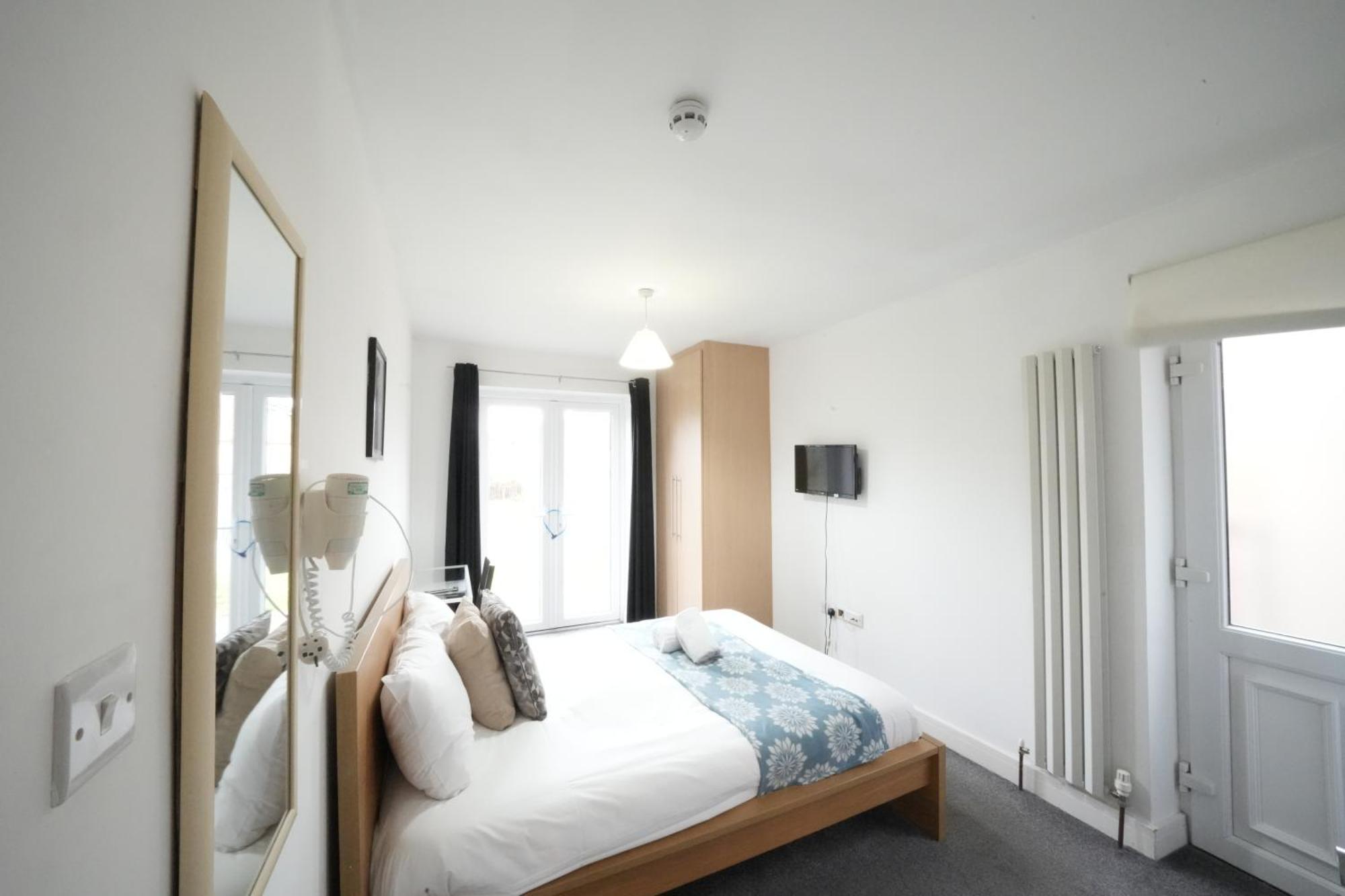 The Great Airport Place-Private Bedrooms With Private Bathroom-1 Bus To Heathrow Airport-5 Minutes By Car- Helpful Advice From Our Team Harmondsworth Buitenkant foto