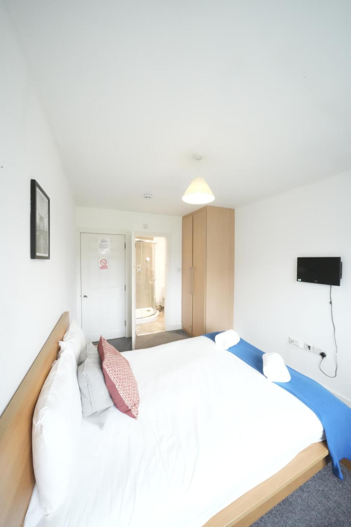 The Great Airport Place-Private Bedrooms With Private Bathroom-1 Bus To Heathrow Airport-5 Minutes By Car- Helpful Advice From Our Team Harmondsworth Buitenkant foto