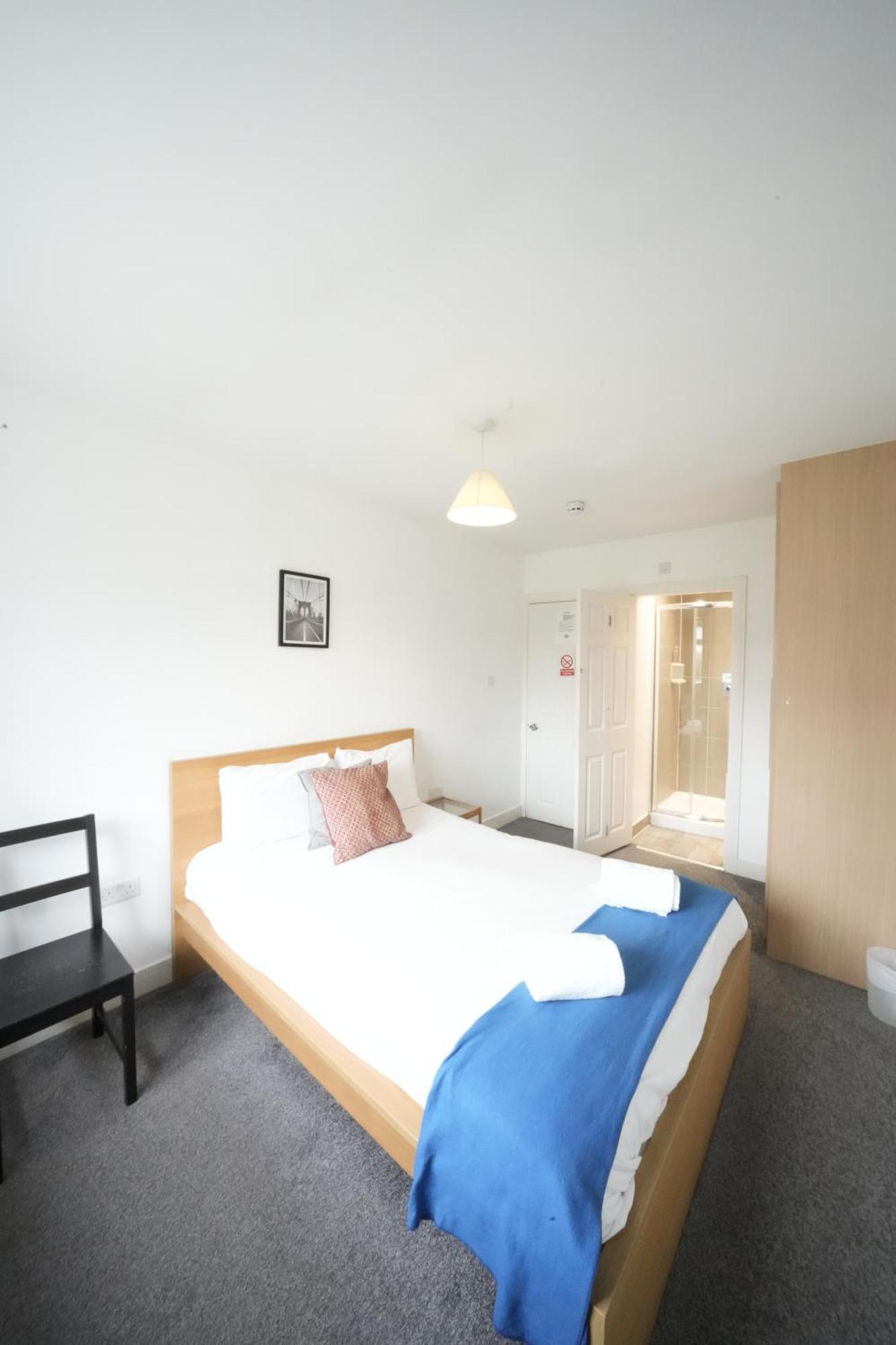 The Great Airport Place-Private Bedrooms With Private Bathroom-1 Bus To Heathrow Airport-5 Minutes By Car- Helpful Advice From Our Team Harmondsworth Buitenkant foto