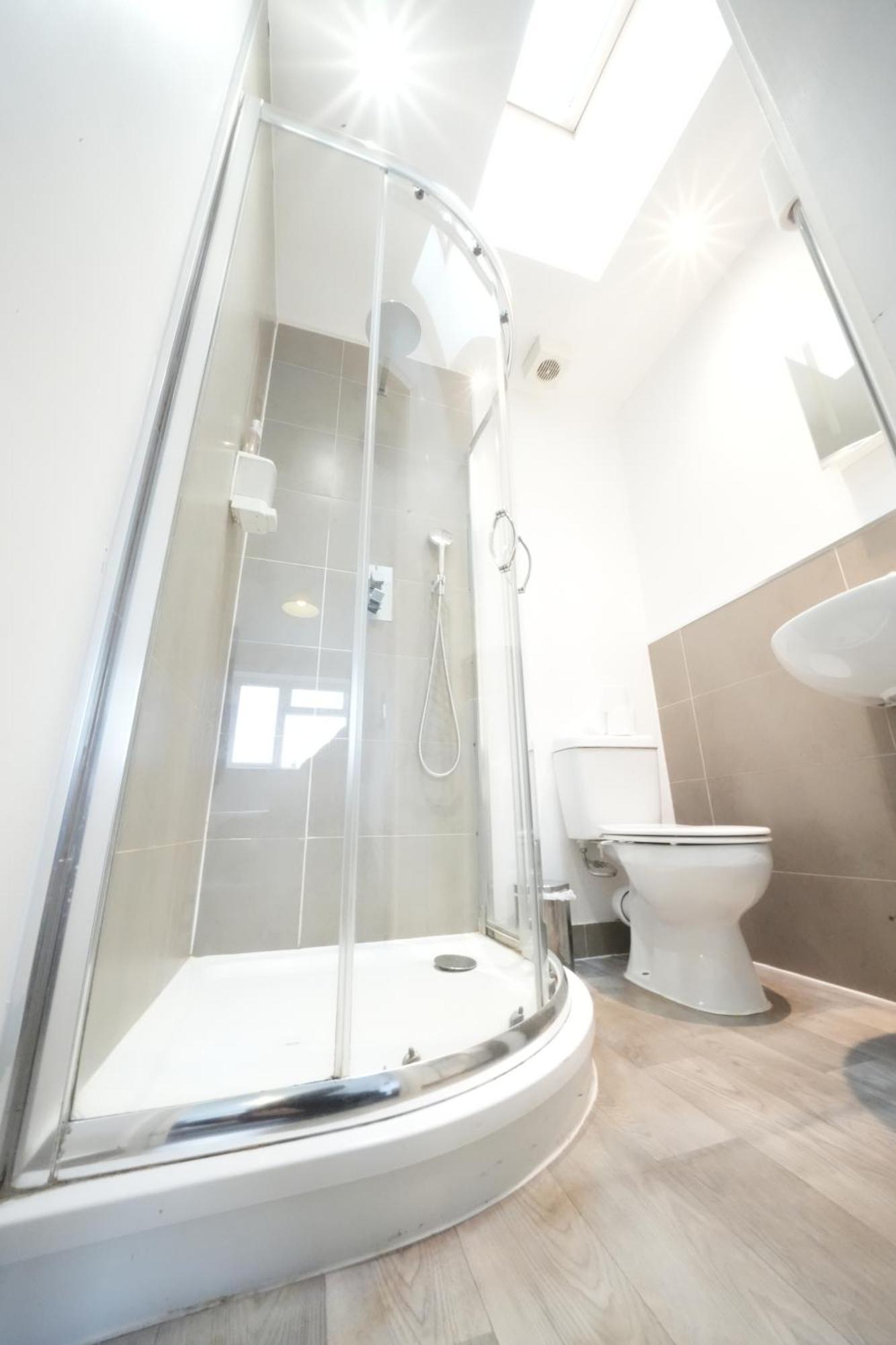 The Great Airport Place-Private Bedrooms With Private Bathroom-1 Bus To Heathrow Airport-5 Minutes By Car- Helpful Advice From Our Team Harmondsworth Buitenkant foto