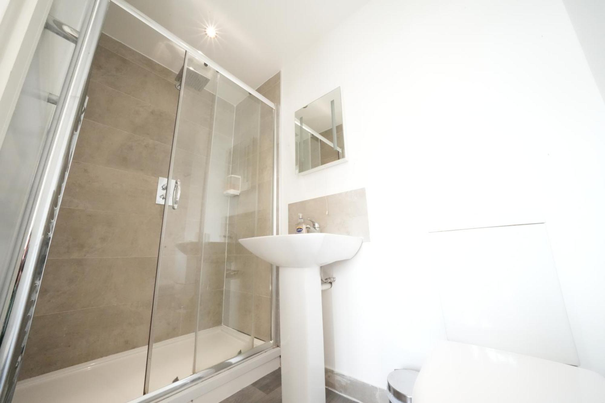The Great Airport Place-Private Bedrooms With Private Bathroom-1 Bus To Heathrow Airport-5 Minutes By Car- Helpful Advice From Our Team Harmondsworth Buitenkant foto