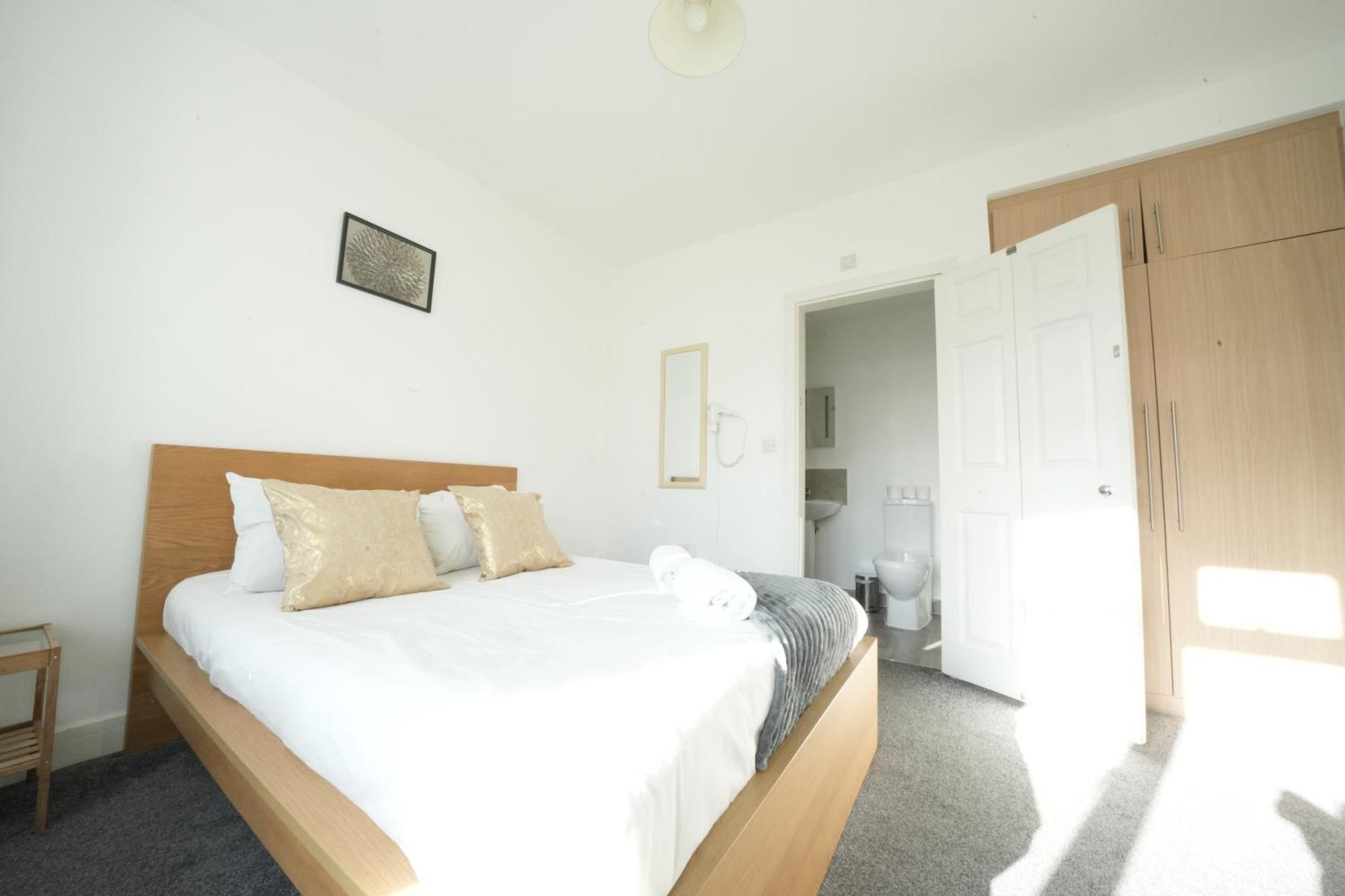The Great Airport Place-Private Bedrooms With Private Bathroom-1 Bus To Heathrow Airport-5 Minutes By Car- Helpful Advice From Our Team Harmondsworth Buitenkant foto