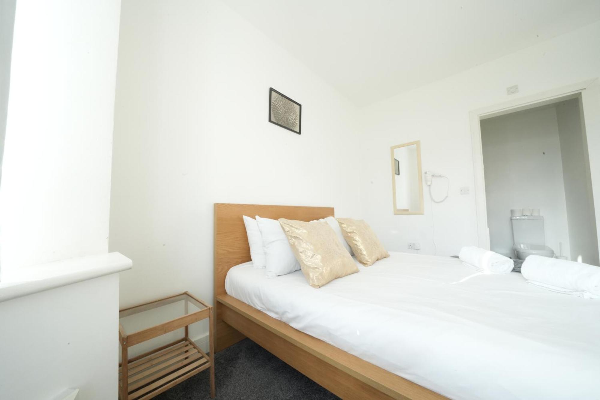 The Great Airport Place-Private Bedrooms With Private Bathroom-1 Bus To Heathrow Airport-5 Minutes By Car- Helpful Advice From Our Team Harmondsworth Buitenkant foto